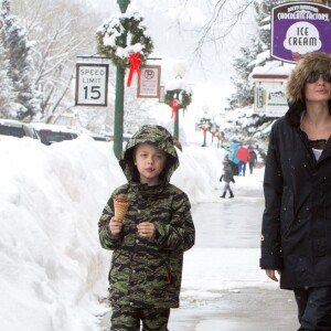 Angelina Jolie emmène ses enfants Shiloh et Knox manger une glace lors de leurs vacances au ski à Crested Butte dans le Colorado, le 2 janvier 2017.
