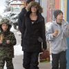 Angelina Jolie emmène ses enfants Shiloh et Knox manger une glace lors de leurs vacances au ski à Crested Butte dans le Colorado, le 2 janvier 2017.
