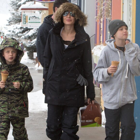 Angelina Jolie emmène ses enfants Shiloh et Knox manger une glace lors de leurs vacances au ski à Crested Butte dans le Colorado, le 2 janvier 2017.