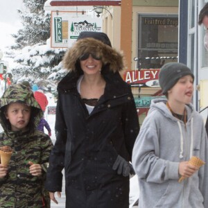 Angelina Jolie emmène ses enfants Shiloh et Knox manger une glace lors de leurs vacances au ski à Crested Butte dans le Colorado, le 2 janvier 2017.