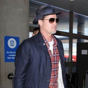 Brad Pitt arrive à l'aéroport LAX de Los Angeles pour prendre un avion, le 15 juin 2016