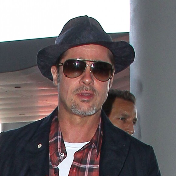 Brad Pitt arrive à l'aéroport LAX de Los Angeles pour prendre un avion, le 15 juin 2016