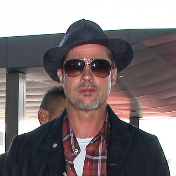 Brad Pitt arrive à l'aéroport LAX de Los Angeles pour prendre un avion, le 15 juin 2016