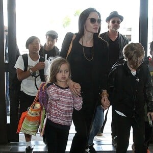 Angelina Jolie et Brad Pitt avec leurs enfants en juin 2015 à l'aéroport LAX de Los Angeles.