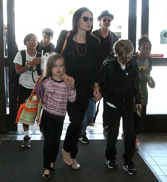 Angelina Jolie et Brad Pitt avec leurs enfants en juin 2015 à l'aéroport LAX de Los Angeles.