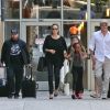 Angelina Jolie et Brad Pitt avec leurs enfants en juin 2014 à l'aéroport LAX de Los Angeles.