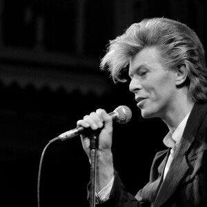 David Bowie en conférence de presse pour sa tournée européenne au Paradiso à Amsterdam. Le 30 mars 1987