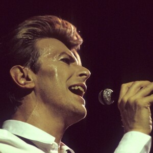 David Bowie en concert à Londres le 29 mars 1990.