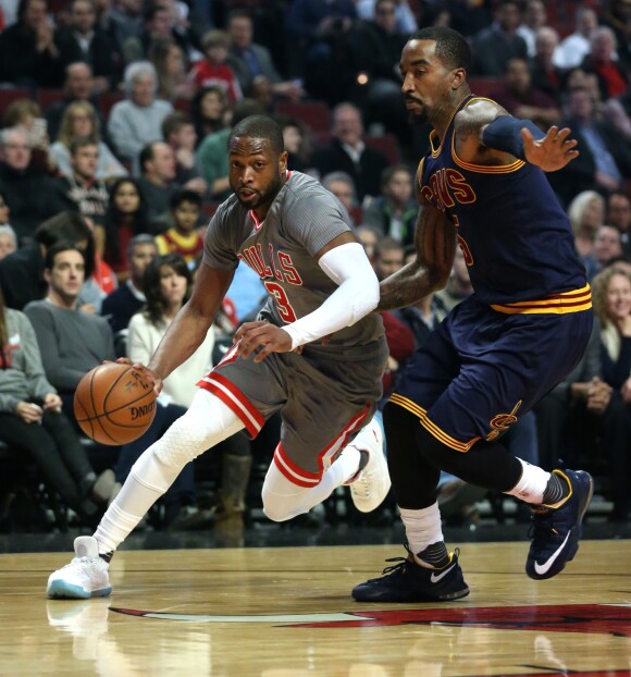 Dwyane Wade des Chicago Bulls contre J.R. Smith des Cavaliers de Cleveland lors d'un match à Chicago, le 2 décembre 2016