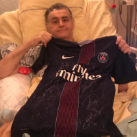 Pierre Ménès, convalescent éprouvé : Rentré chez lui, il n'arrive pas à marcher