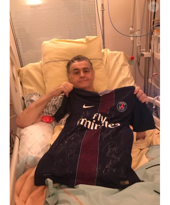 Pierre Ménès, à l'hôpital, pose avec le maillot du PSG dédicacé. Photo postée sur Twitter le 28 décembre 2016.