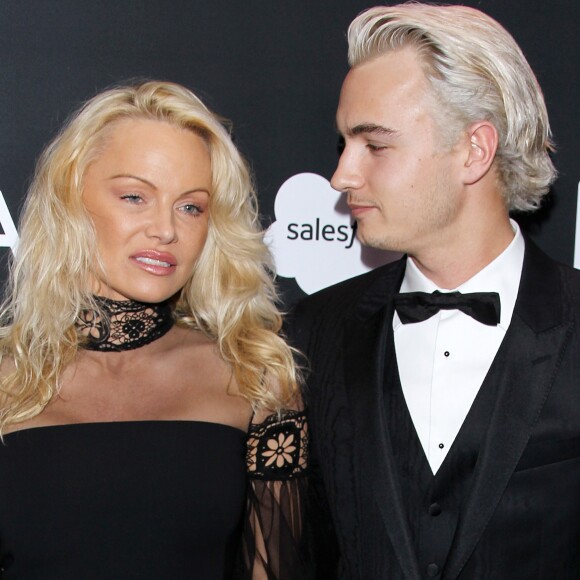 Pamela Anderson et son fils Brandon Thomas Lee participent à la soirée de charité organisée par Sean Penn au profit d'Haiti à Beverly Hills le 7 janvier 2017.