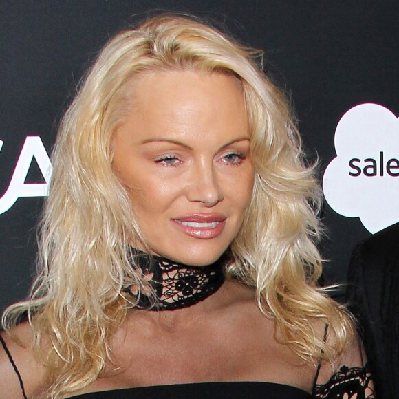 Pamela Anderson et son fils Brandon Thomas Lee participent à la soirée de charité organisée par Sean Penn au profit d'Haiti à Beverly Hills le 7 janvier 2017.