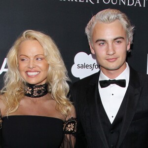 Pamela Anderson et son fils Brandon Thomas Lee participent à la soirée de charité organisée par Sean Penn au profit d'Haiti à Beverly Hills le 7 janvier 2017.