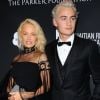 Pamela Anderson et son fils Brandon Thomas Lee participent à la soirée de charité organisée par Sean Penn au profit d'Haiti à Beverly Hills le 7 janvier 2017.