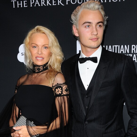 Pamela Anderson et son fils Brandon Thomas Lee participent à la soirée de charité organisée par Sean Penn au profit d'Haiti à Beverly Hills le 7 janvier 2017.