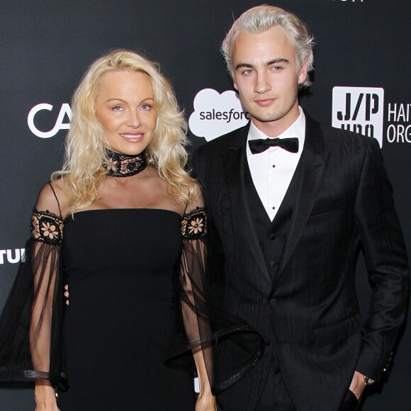 Pamela Anderson et son fils Brandon Thomas Lee participent à la soirée de charité organisée par Sean Penn au profit d'Haiti à Beverly Hills le 7 janvier 2017.