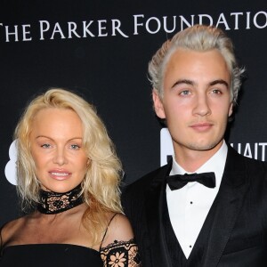 Pamela Anderson et son fils Brandon Thomas Lee participent à la soirée de charité organisée par Sean Penn au profit d'Haiti à Beverly Hills le 7 janvier 2017.