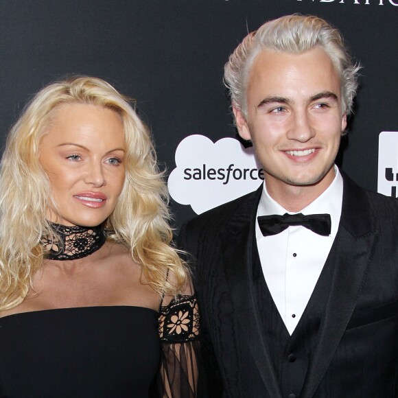 Pamela Anderson et son fils Brandon Thomas Lee participent à la soirée de charité organisée par Sean Penn au profit d'Haiti à Beverly Hills le 7 janvier 2017.