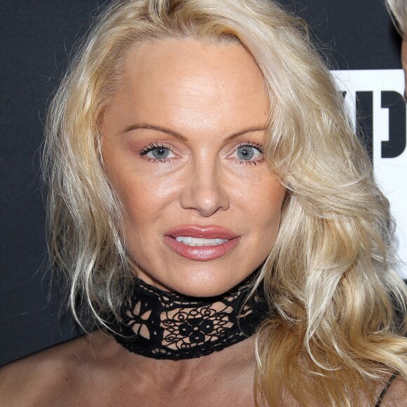 Pamela Anderson et son fils Brandon Thomas Lee participent à la soirée de charité organisée par Sean Penn au profit d'Haiti à Beverly Hills le 7 janvier 2017.