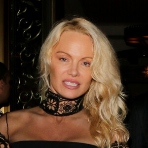 Pamela Anderson et son fils Brandon Thomas Lee participent à la soirée de charité organisée par Sean Penn au profit d'Haiti à Beverly Hills le 7 janvier 2017.