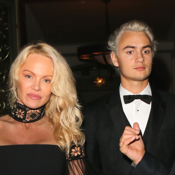 Pamela Anderson et son fils Brandon Thomas Lee participent à la soirée de charité organisée par Sean Penn au profit d'Haiti à Beverly Hills le 7 janvier 2017.