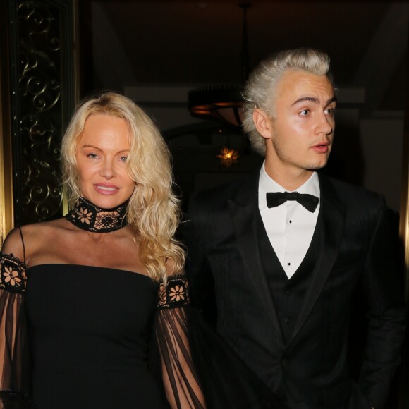 Pamela Anderson et son fils Brandon Thomas Lee participent à la soirée de charité organisée par Sean Penn au profit d'Haiti à Beverly Hills le 7 janvier 2017.