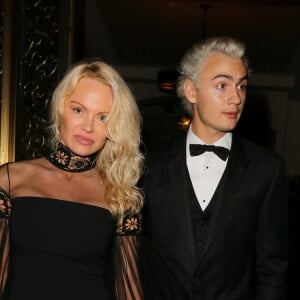 Pamela Anderson et son fils Brandon Thomas Lee participent à la soirée de charité organisée par Sean Penn au profit d'Haiti à Beverly Hills le 7 janvier 2017.