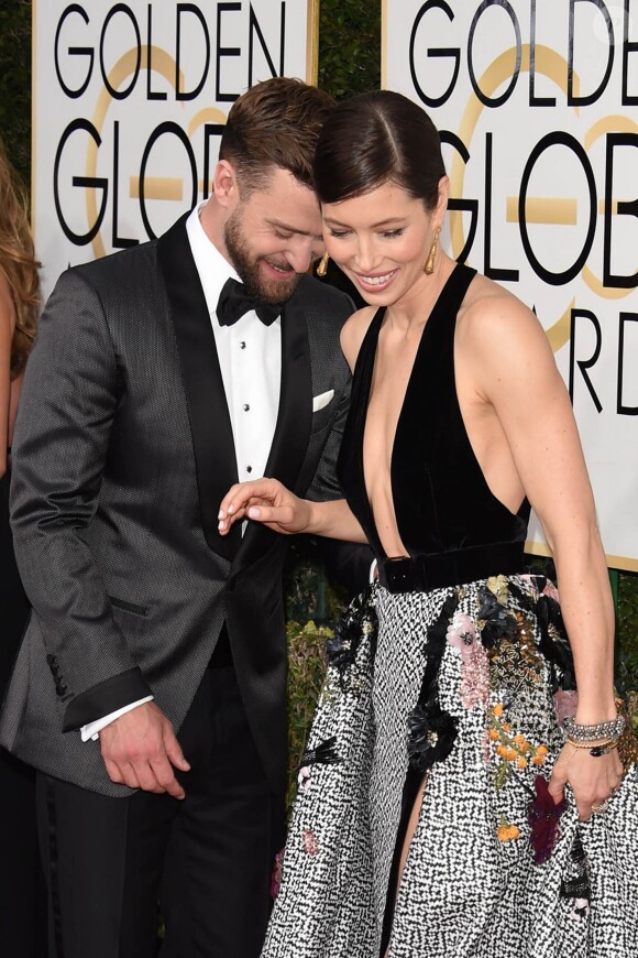 Justin Timberlake et Jessica Biel adorables lors des Golden Globe Awards à Beverly Hills, Los Angeles, le 8 janvier 2017.