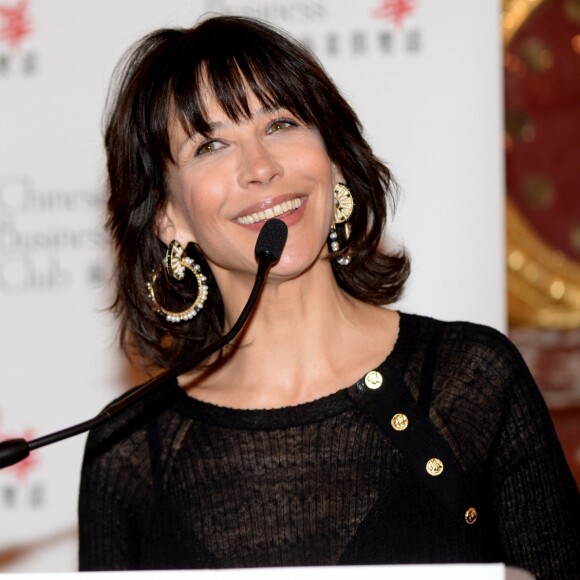 Exclusif - Sophie Marceau (Ambassadrice du Chinese Business Club) au déjeuner du Chinese Business Club pour la journée internationale des femmes autour de son ambassadrice Sophie Marceau à l'hôtel Intercontinental à Paris le 8 mars 2016. Ce déjeuner a réuni environ 250 femmes. Sophie Marceau a reçu le prix Bucherer "femme de l'année 2016" et l'artiste Huang FengRong a réalisé en direct un portrait d'elle en feuilles d'or. © Rachid Bellak / Bestimage