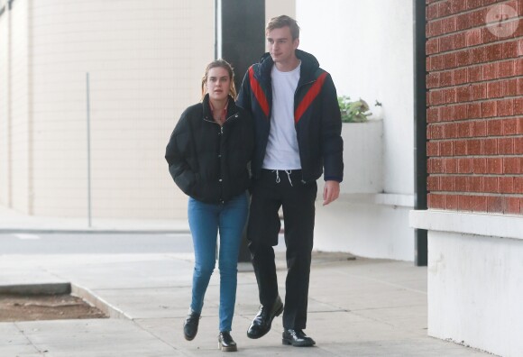 Exclusif -  Tallulah Willis et son compagnon Morgan MacDonald avec qui elle se serait mariée se promènent à Hollywood, on peut voir son alliance qui brille alors qu'elle tient le bras de son mari à Hollywood le 30 décembre 2016