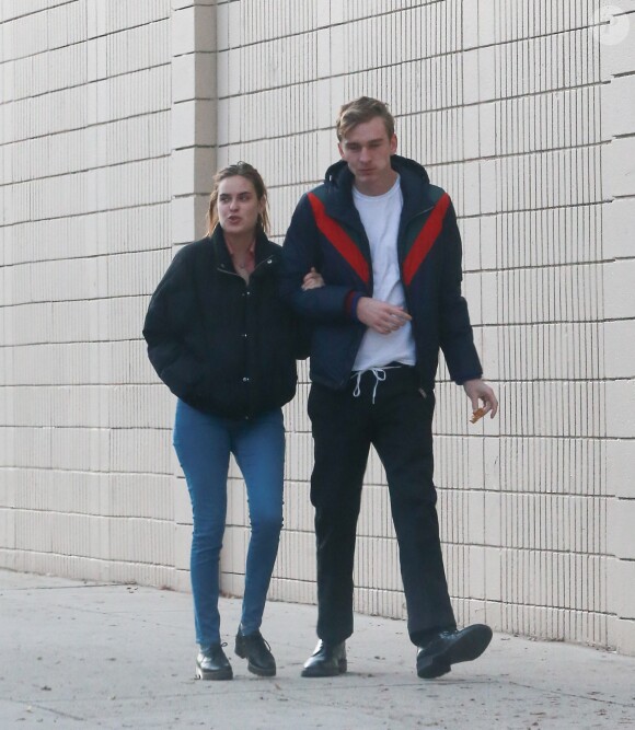 Exclusif -  Tallulah Willis et son compagnon Morgan MacDonald avec qui elle se serait mariée se promènent à Hollywood, on peut voir son alliance qui brille alors qu'elle tient le bras de son mari à Hollywood le 30 décembre 2016
