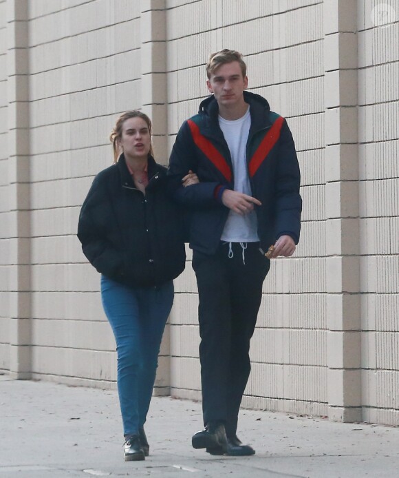 Exclusif -  Tallulah Willis et son compagnon Morgan MacDonald avec qui elle se serait mariée se promènent à Hollywood, on peut voir son alliance qui brille alors qu'elle tient le bras de son mari à Hollywood le 30 décembre 2016