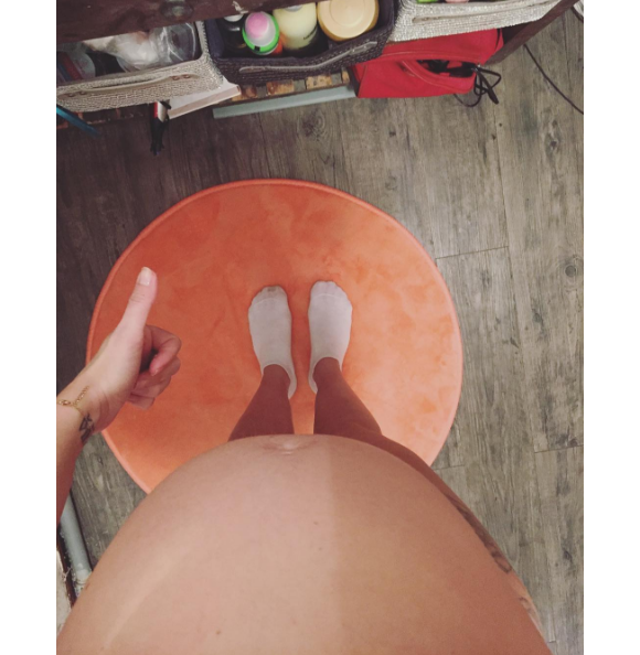 Alexia Mori ("Secret Story 7") totalement nue pour dévoiler son baby-bump. Janvier 2017.
