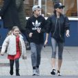 Exclusif - Victoria Beckham, décontractée, sort à Londres avec ses enfants et leur nounou le 15 décembre 2016.