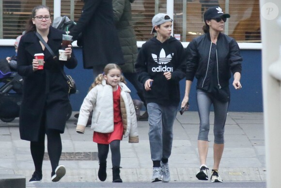 Exclusif - Victoria Beckham, décontractée, sort à Londres avec ses enfants et leur nounou le 15 décembre 2016.
