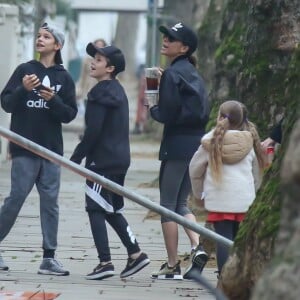 Exclusif - Victoria Beckham, décontractée, sort à Londres avec ses enfants et leur nounou le 15 décembre 2016. Elle filme ses enfants avec son téléphone et rit de bon coeur aux plaisanteries des ouvriers quand elle passe devant le chantier.