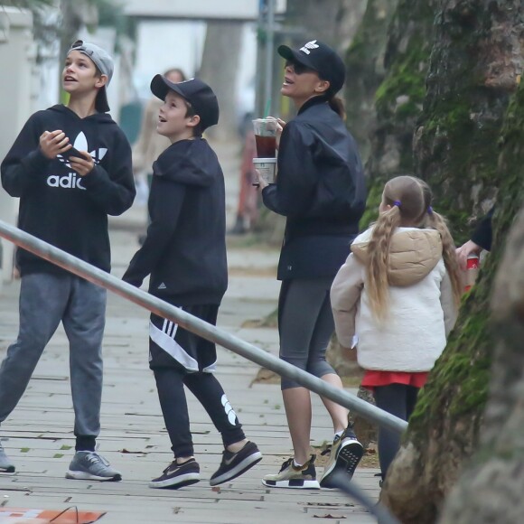 Exclusif - Victoria Beckham, décontractée, sort à Londres avec ses enfants et leur nounou le 15 décembre 2016. Elle filme ses enfants avec son téléphone et rit de bon coeur aux plaisanteries des ouvriers quand elle passe devant le chantier.