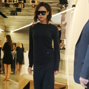 Victoria Beckham quitte son magasin après le lancement de sa gamme de maquillage "VB x EsteeLauder" à Londres le 16 septembre 2016.