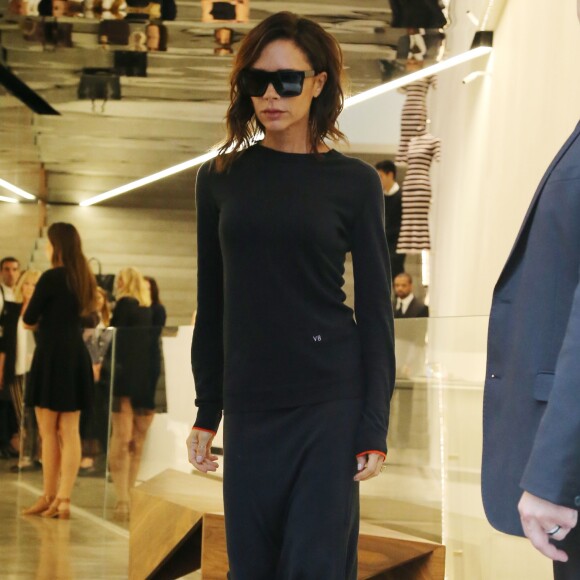 Victoria Beckham quitte son magasin après le lancement de sa gamme de maquillage "VB x EsteeLauder" à Londres le 16 septembre 2016.