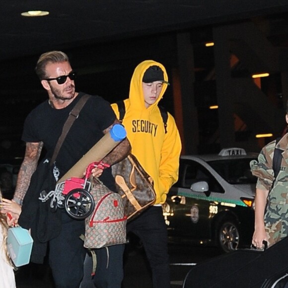 La famille Beckham arrive à l'aéroport de LAX à Los Angeles. David Beckham tient la main de sa fille Harper, Brooklyn marche aux côtés de sa mère Victoria, le petit Cruz porte tout seul sa guitare XXL et Roméo porte son skateboard. Le 29 août 2016