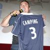 Fabien Onteniente et Franck Dubosc reçoivent en cadeaux des maillots des Girondins de Bordeaux avec des flocages personnalisés lors de la présentation du film "Camping 3" au cinéma Mérignac-Ciné à Mérignac, le 8 juin 2016.