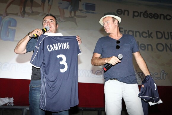 Fabien Onteniente et Franck Dubosc reçoivent en cadeaux des maillots des Girondins de Bordeaux avec des flocages personnalisés lors de la présentation du film "Camping 3" au cinéma Mérignac-Ciné à Mérignac, le 8 juin 2016.