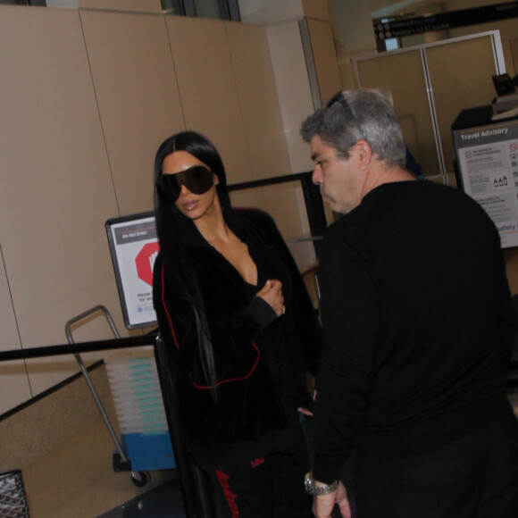 Kim Kardashian et Scott Disick vont prendre un avion à l'aéroport de Los Angeles le 12 janvier 2017