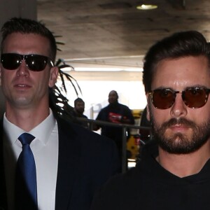 Kim Kardashian et Scott Disick arrivent à l'aéroport de Los Angeles le 11 janvier 2017.