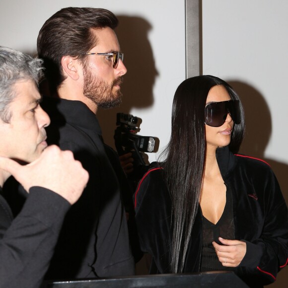 Kim Kardashian et Scott Disick arrivent à l'aéroport de Los Angeles le 11 janvier 2017.