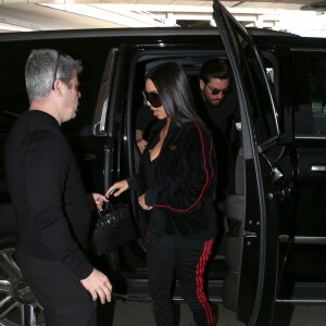 Kim Kardashian et Scott Disick arrivent à l'aéroport de Los Angeles le 11 janvier 2017.