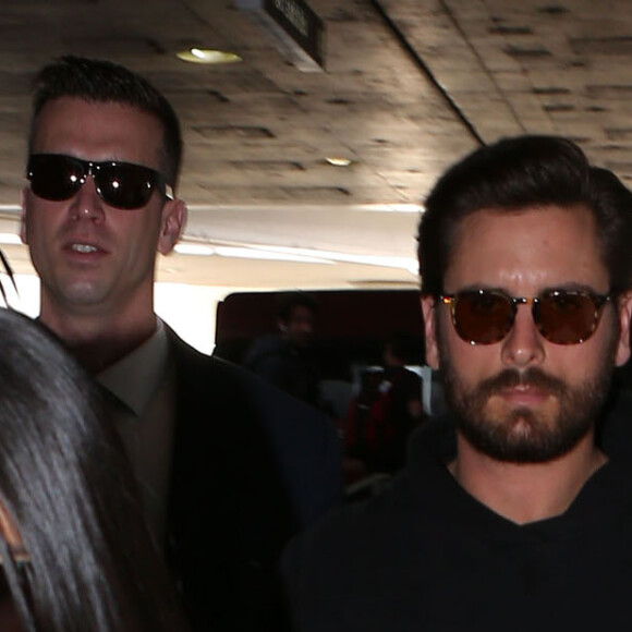 Kim Kardashian et Scott Disick arrivent à l'aéroport de Los Angeles le 11 janvier 2017.