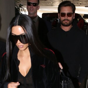 Kim Kardashian et Scott Disick arrivent à l'aéroport de Los Angeles le 11 janvier 2017.