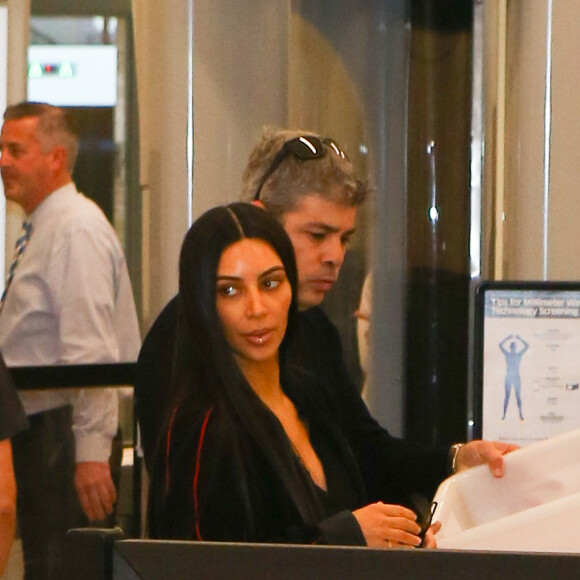 Kim Kardashian et Scott Disick arrivent à l'aéroport de Los Angeles le 11 janvier 2017.